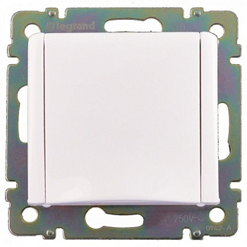 Розетка Legrand Valena с заземлением с крышкой (белая)    774422 Розетка Legrand Valena с заземлением с крышкой (белая)    774422