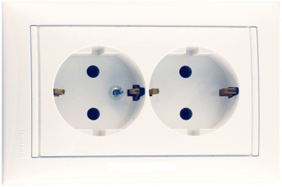 Розетка двойная (моноблок) Legrand Valena  с заземлением со шторками (белый)    774427